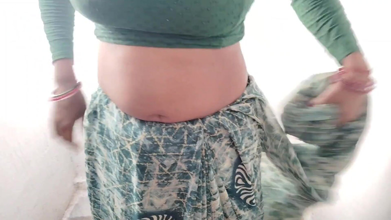 Rachna73: Bhabhi si čistí vlasy v koupelně