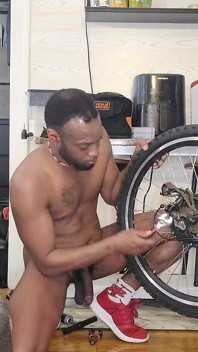 Kennie Jai fait une réparation de vélo nue. Regardez cette grosse bite se balancer !