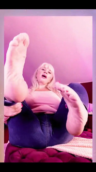 Femdommy Please and on Your Knees!