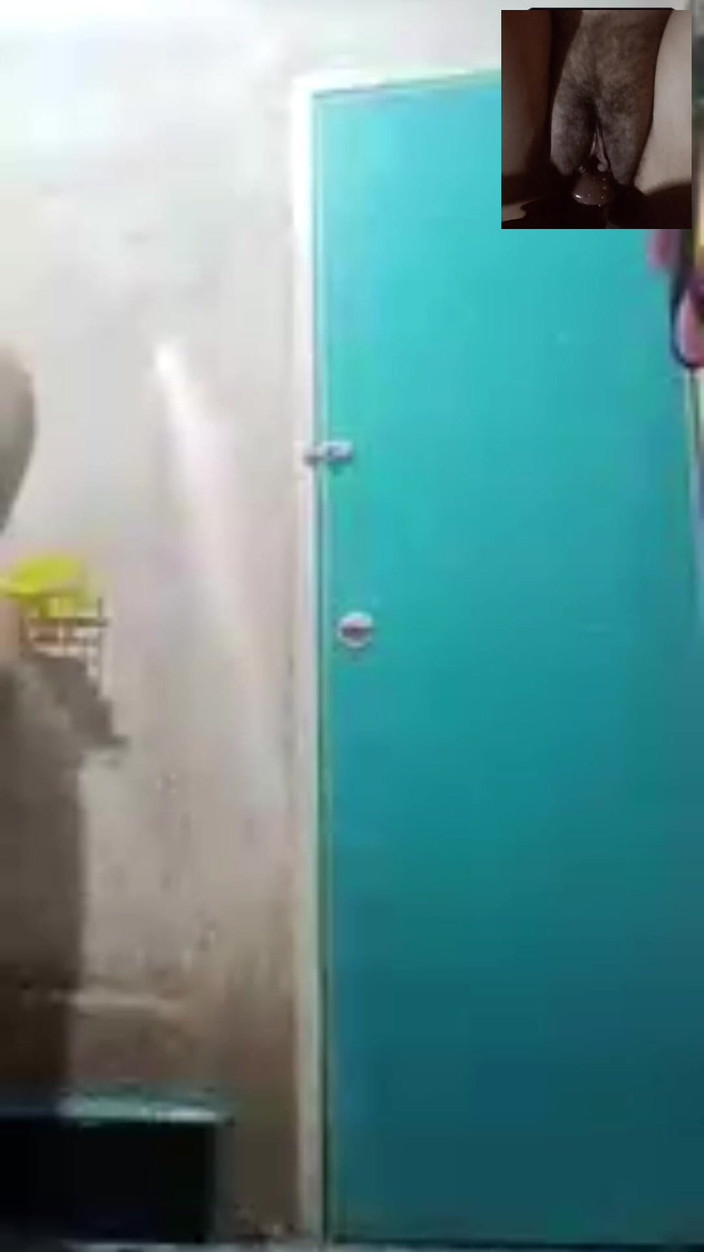 rajahutan44: O frumoasă goală care mă face să fac un duș...