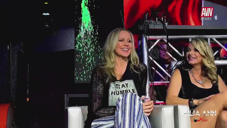 Julia Ann: Моя avn roast продовжується! Томмі!