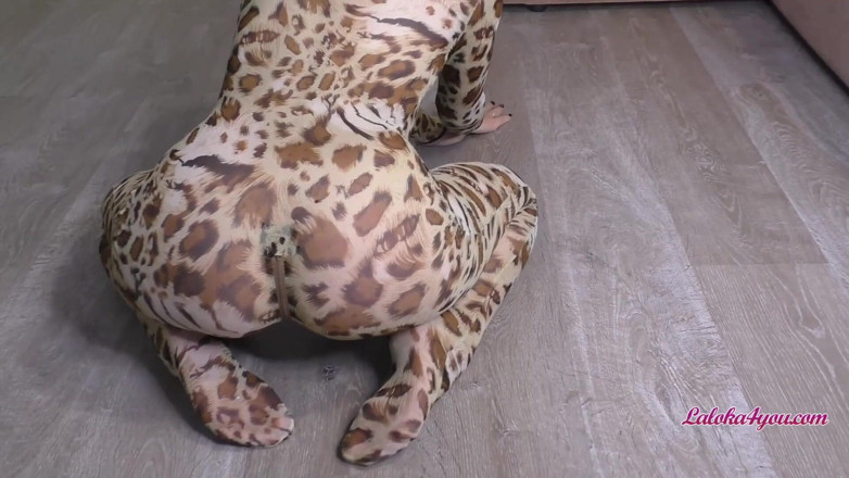 Laloka4you: Tigress kostümü içindeki seksi hatun erkek arkadaşını emiyor