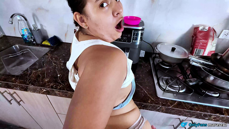 Pronoia Mey: Nestříkej dovnitř, jsem tvá šukající nevlastní matka. Nevlastní syn plní svou...