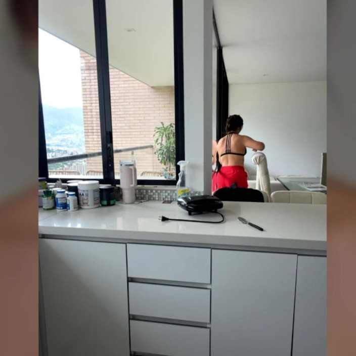 Ayumi Hall: Quando Estou Sozinho No Meu Apartamento, Gosto De Ficar Animado...