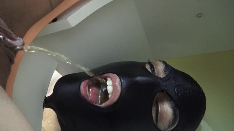 Femdom Austria: Slaaf casting! Test 3 queening en gouden douche deel 1