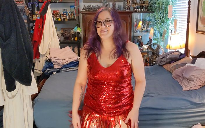 Always Fun No Pants: Soția sexy dansează și se dezbracă în rochie roșie!