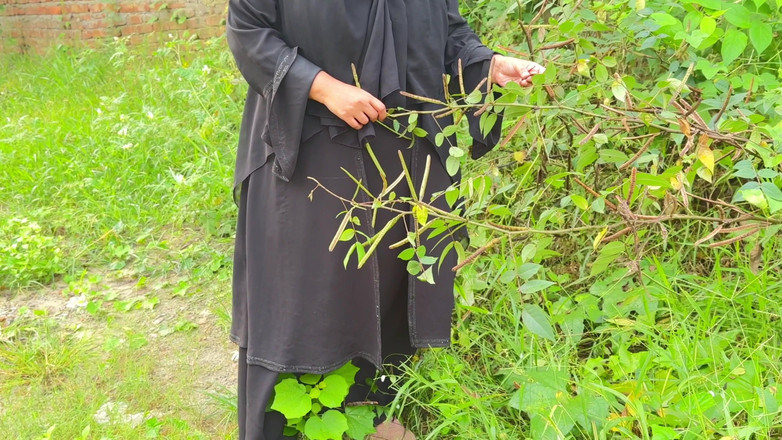 Aria Mia: Muslim Hijab Girl From Jungle - Outdoor Sex