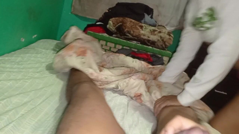 BigassMILF40: 家で二人きりでいるときに不貞な隣人のチンポに乗る大きなお尻のブルネット