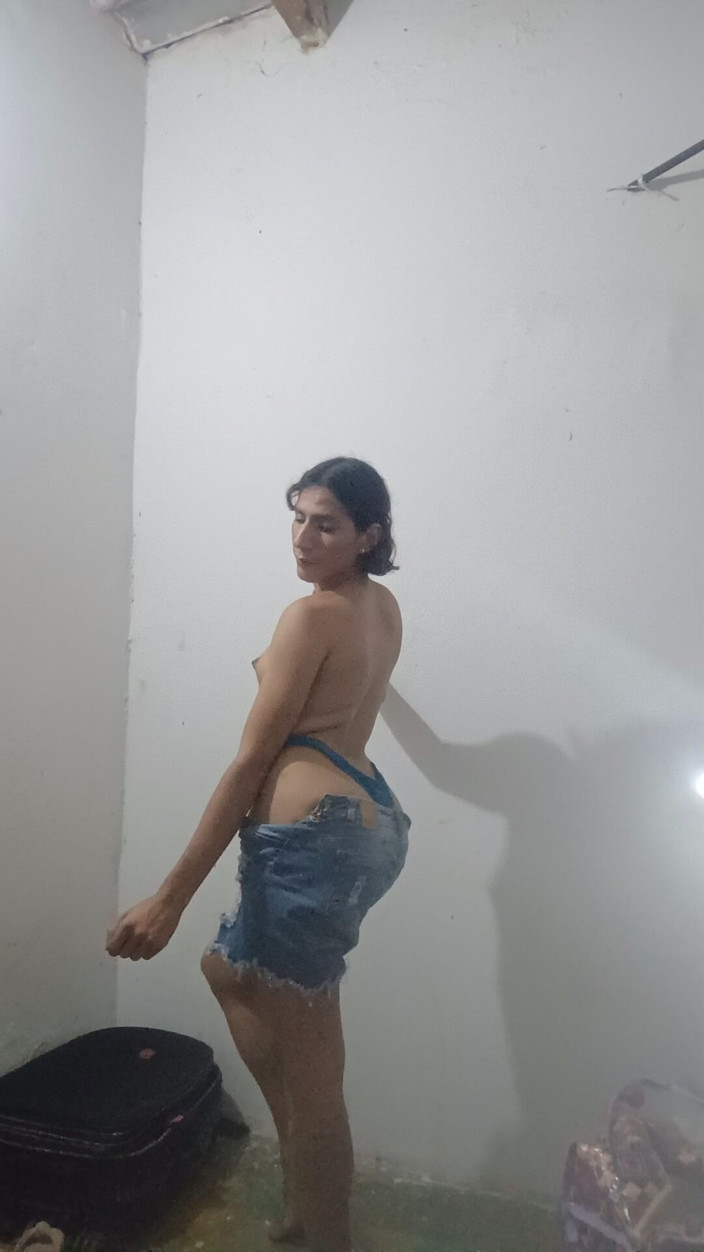 Femboy from Colombia: Dansează în această dimineață și din nou pentru Ty