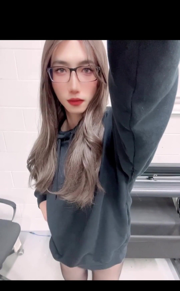 Eva Pans: バス停にショートパンツは入らない