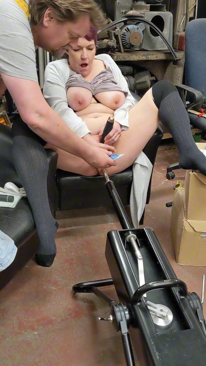 Machine sex: Layla Bird neukt een machine