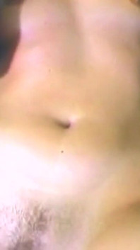 Une blonde poilue suce une bite et se fait doigter sauvagement