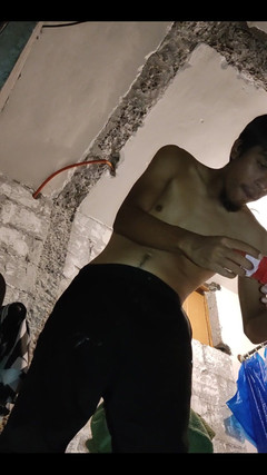 AlexAlejandro13: 来吧，我邀请你一起在厕所换衣，热辣的打手枪和自慰
