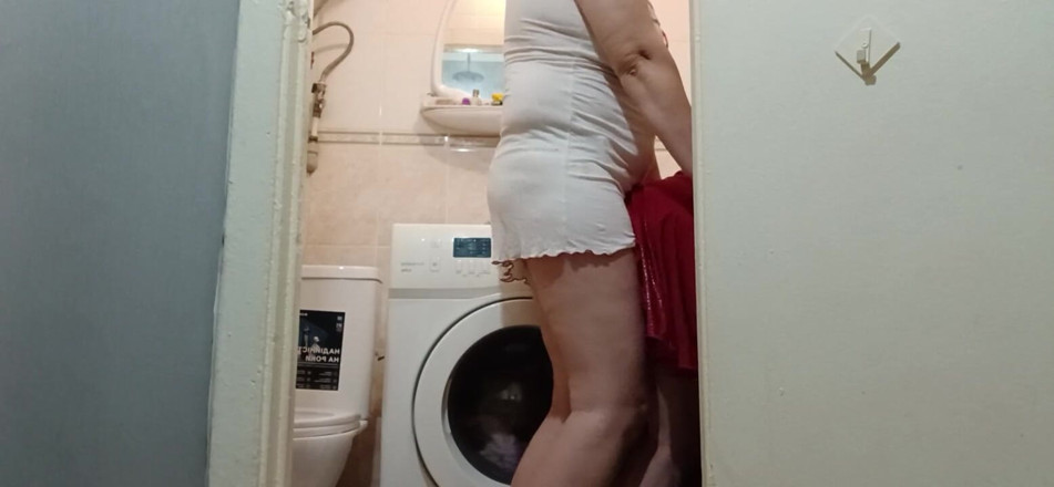 Lesbian-illusion: 남편이 직장에 있는 동안, 스트랩으로 이웃을 따먹어