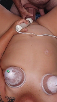 Hotwife mengambil dildo besar kemudian dikongkek