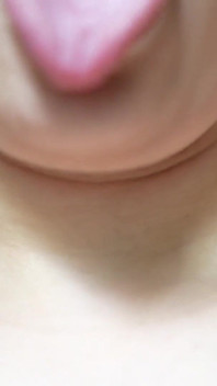 나는 입과 혀 페티쉬를 가지고 있고, 나는 내 혀에 정 맥을 표시합니다.