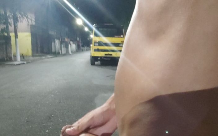 Lekexib: Cumming on the Street