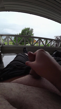 Мастурбація на вулиці на ганку