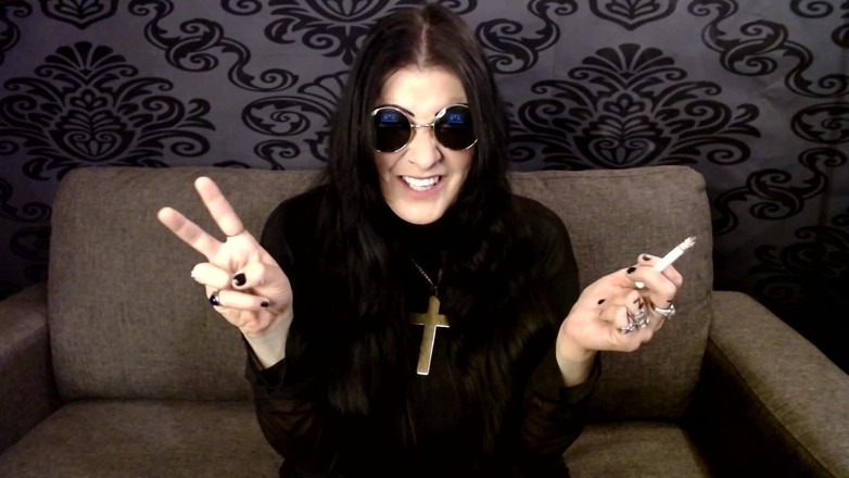 Abby Anna: Halloween Ozzy Cosplay MILf röker