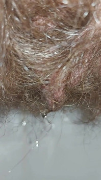 Close-up saya buang air kecil di toilet