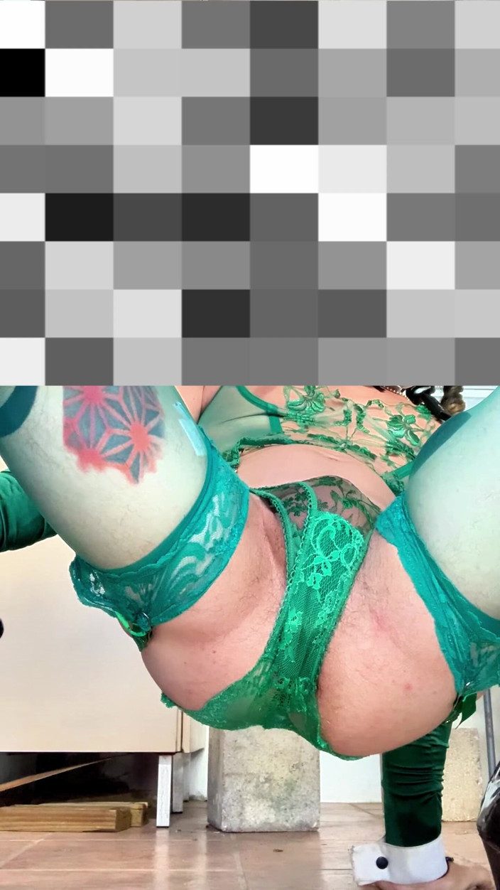 Benito414: प्यारी महिलाबॉय बहुत सेक्सी स्टॉकिंग अधोवस्त्र बाहर अपनी पैंटी दिखा रही है