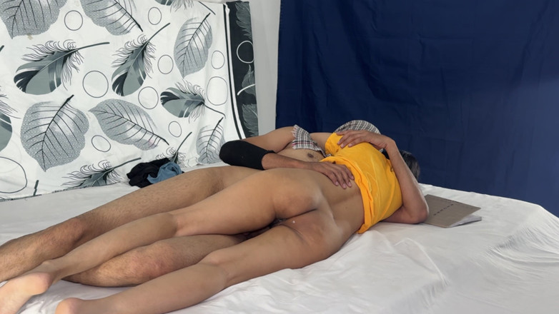 Desifilmy45: Il patrigno ha scopato la figliastra vergine portandola all'hotel Oyo