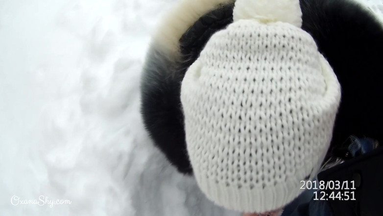 MILF Oxana: Cumwalk en hiver