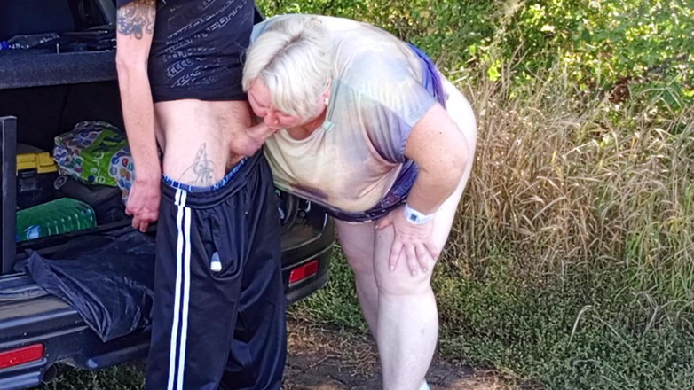 Zona901: En un parque público, me follo a mi madrastra al...
