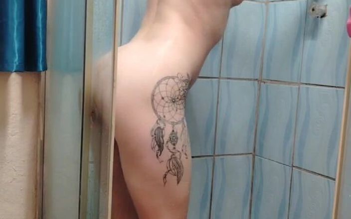 Your tattoo girl: Mandi sendirian