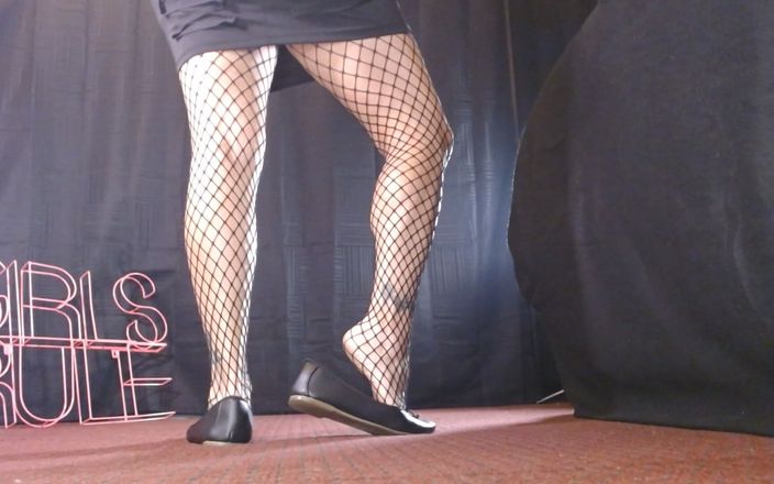 Abby Anna: Siyah file çorap ve bale düzlükleri ayakta orta yaşlı seksi kadın...