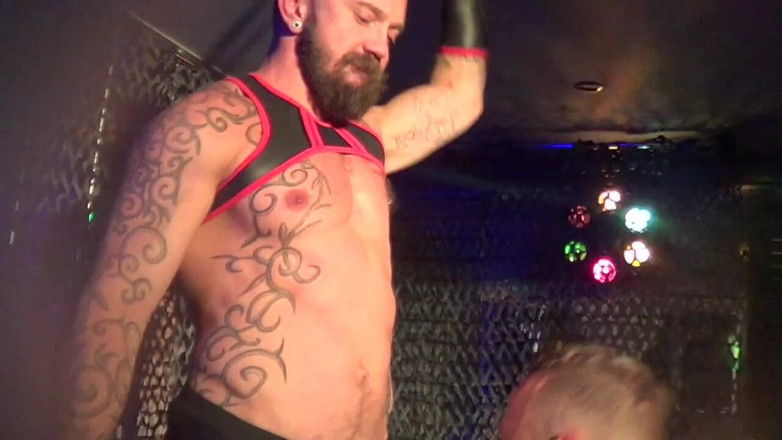 Gaybareback: Show porno en direct dans le sauna idm avec Stephane...