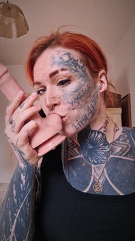 Gerçekçi bir dildoda oral seks