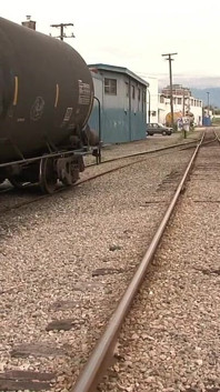 Vagabară de tren, în ciorapi din nailon - curvă din nailon se furișează în curtea de cale ferată