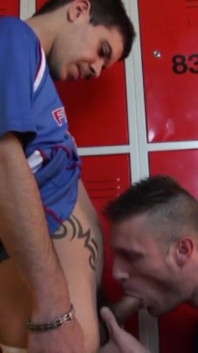 Jovem jogador de futebol fodendo no vestiário ao ar livre