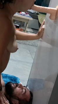 Ssanie dildo podczas połykania plucia, plucie upokorzenia