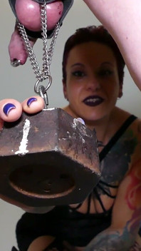 Lady Morgana testuje středověké nástroje na Slave F