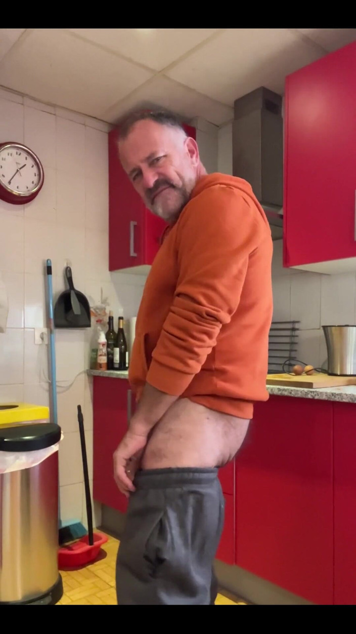 Daddybearvlc: Sausage Anyone?