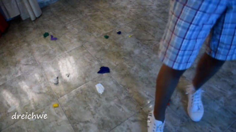 Dreichwe: Ballons mit den schuhen zermalmen