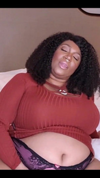 Une petite amie BBW découvre ton reniflement de culotte