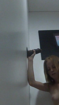 Alyssa Hart chupa pollas en el gloryhole - primera polla negra también ;)