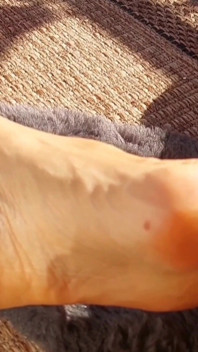Cette femme mature blonde amateur aime poser nue et adorer les pieds