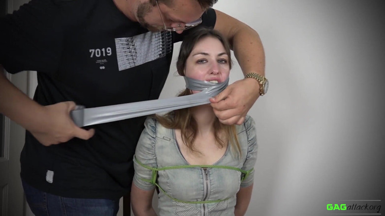 Gag Attack: Pearl - pita PVC disedak
