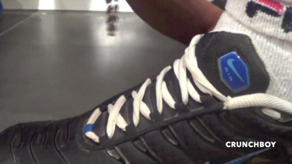 Sneaker gay: Calda sottomissione di sneaker in cucina