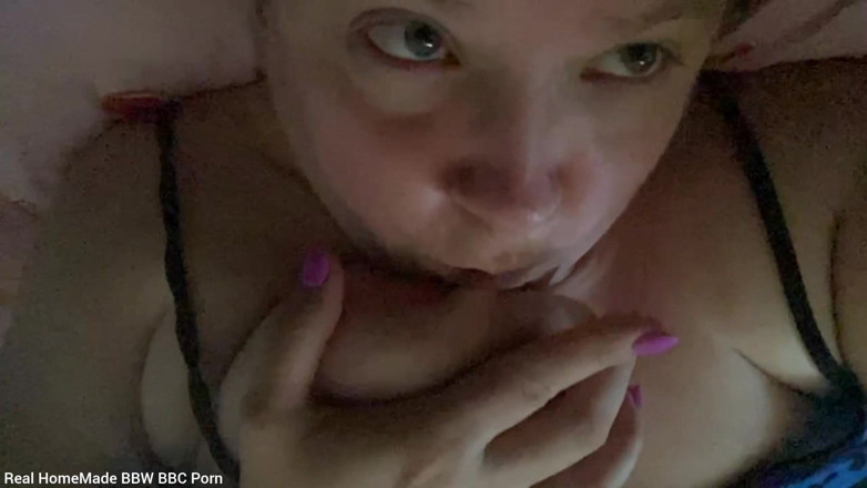 Real homemade BBW BBC porn: Spremendo le mie grandi tette succhiandomi i capezzoli