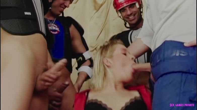 Czech Pornzone: Gangbang tchèque avec une journaliste sexy à forte poitrine