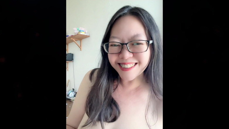 Smoking Asian: Echtes rauchen, asiatische MILF: oben ohne rauchen, husten und milchige...