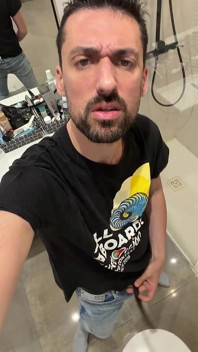 Gorący ojczym szarpanie się jak szalony w publicznej łazience