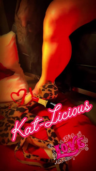 Katlicious face o tachinare de striptease foarte sexy și seducătoare în lenjerie roșie