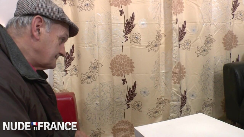 La France a Poil: Nadržená brunetka šuká starého muže v čekárně