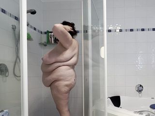WeAreFukBunnies: Femme salope sous la douche